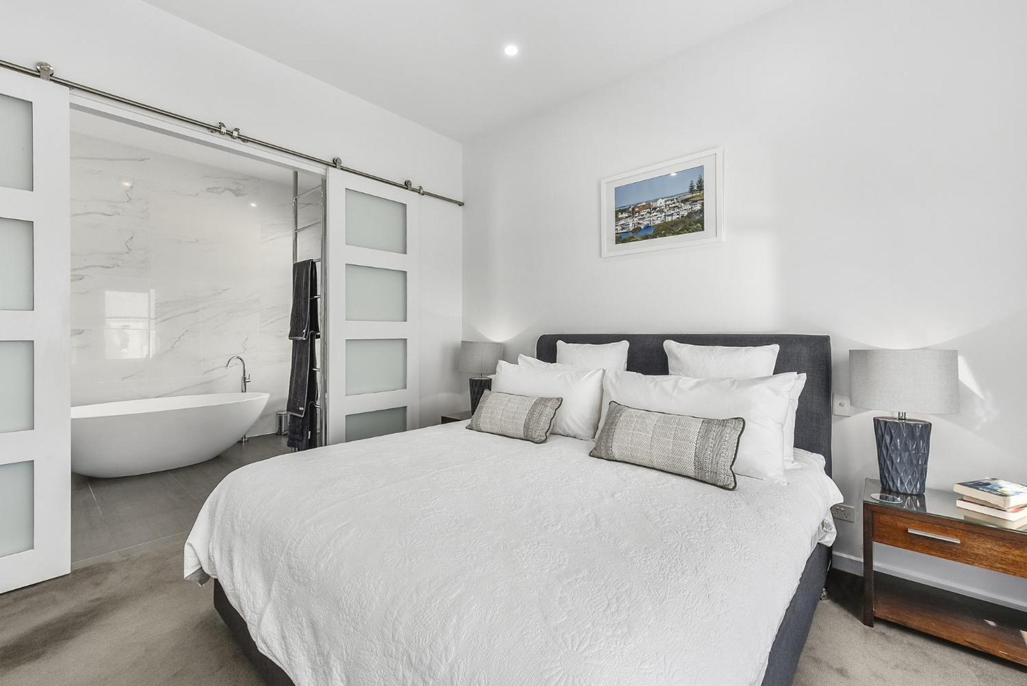 Aloha Waterfront Properties Robe Room photo