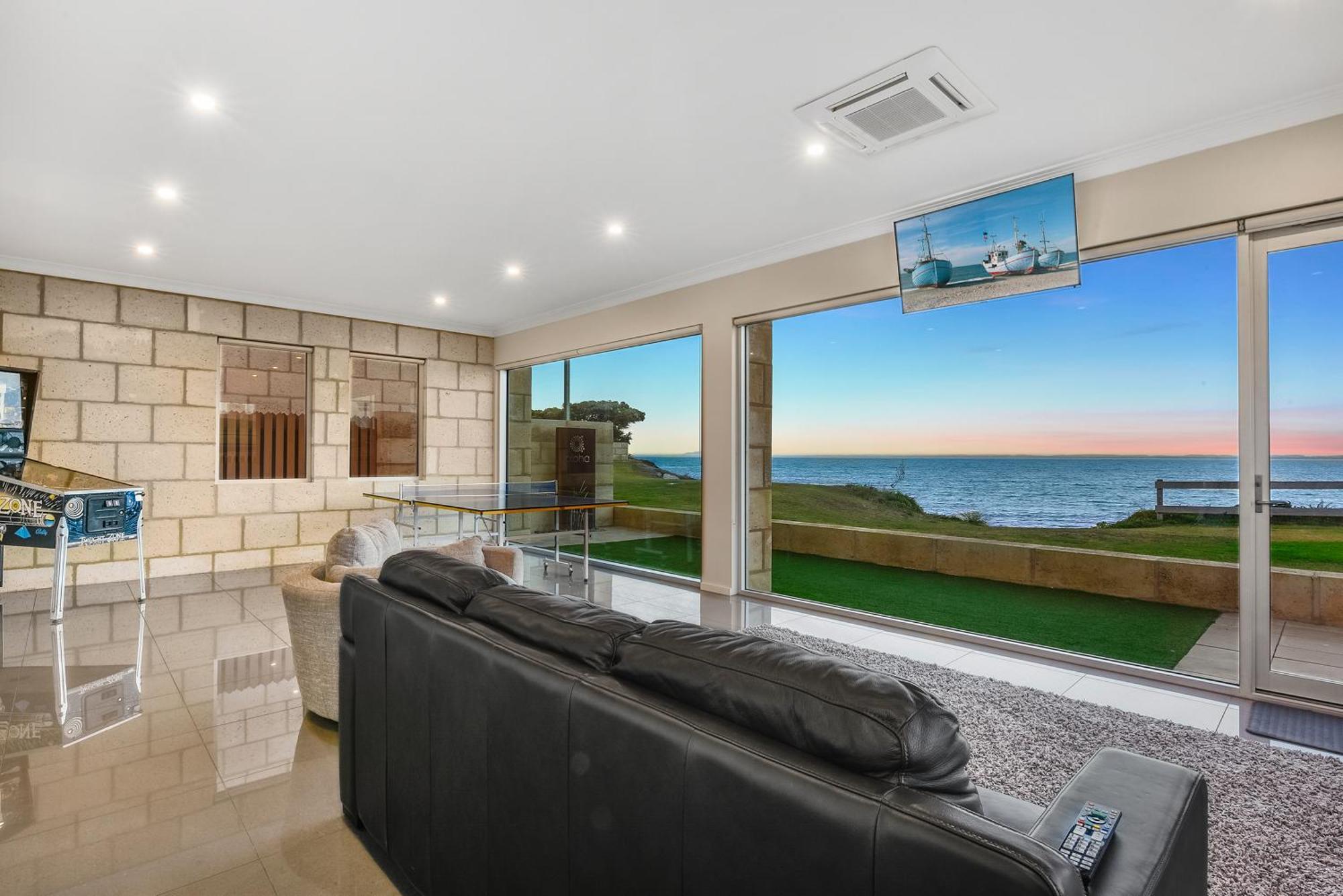 Aloha Waterfront Properties Robe Room photo