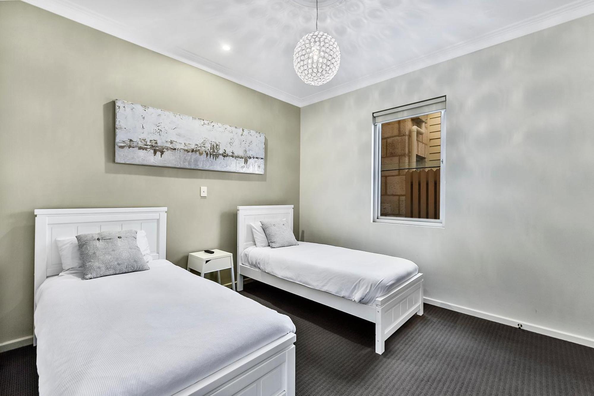 Aloha Waterfront Properties Robe Room photo