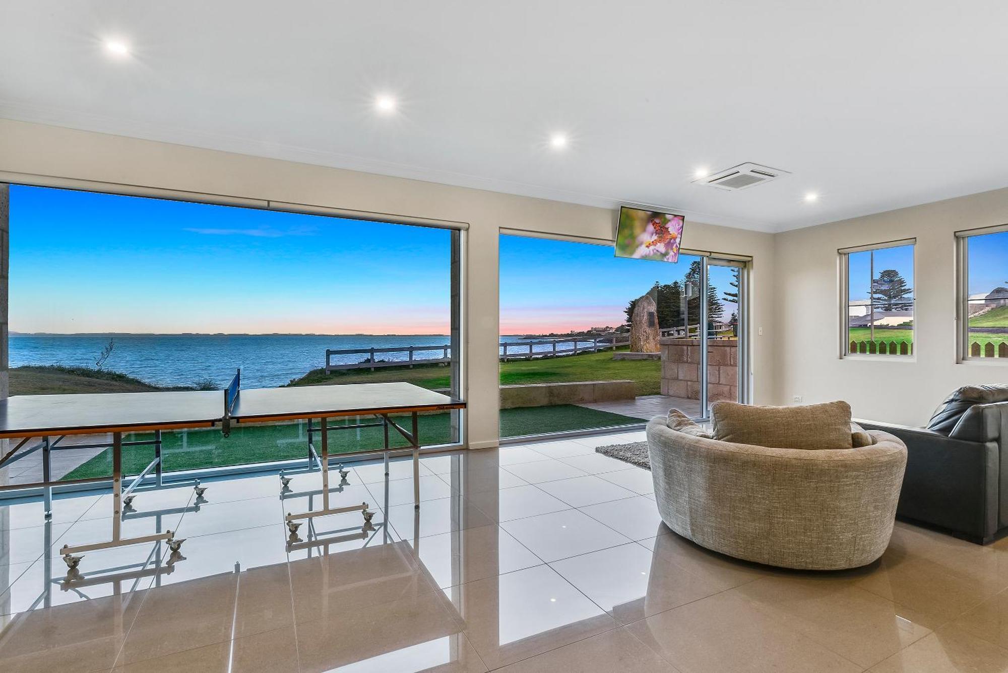 Aloha Waterfront Properties Robe Room photo