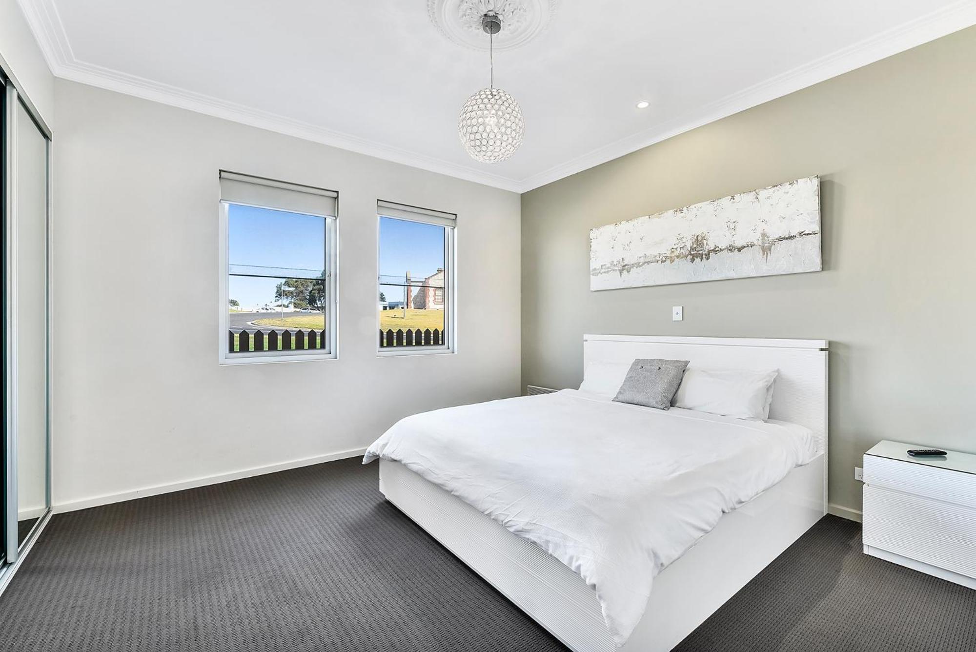 Aloha Waterfront Properties Robe Room photo