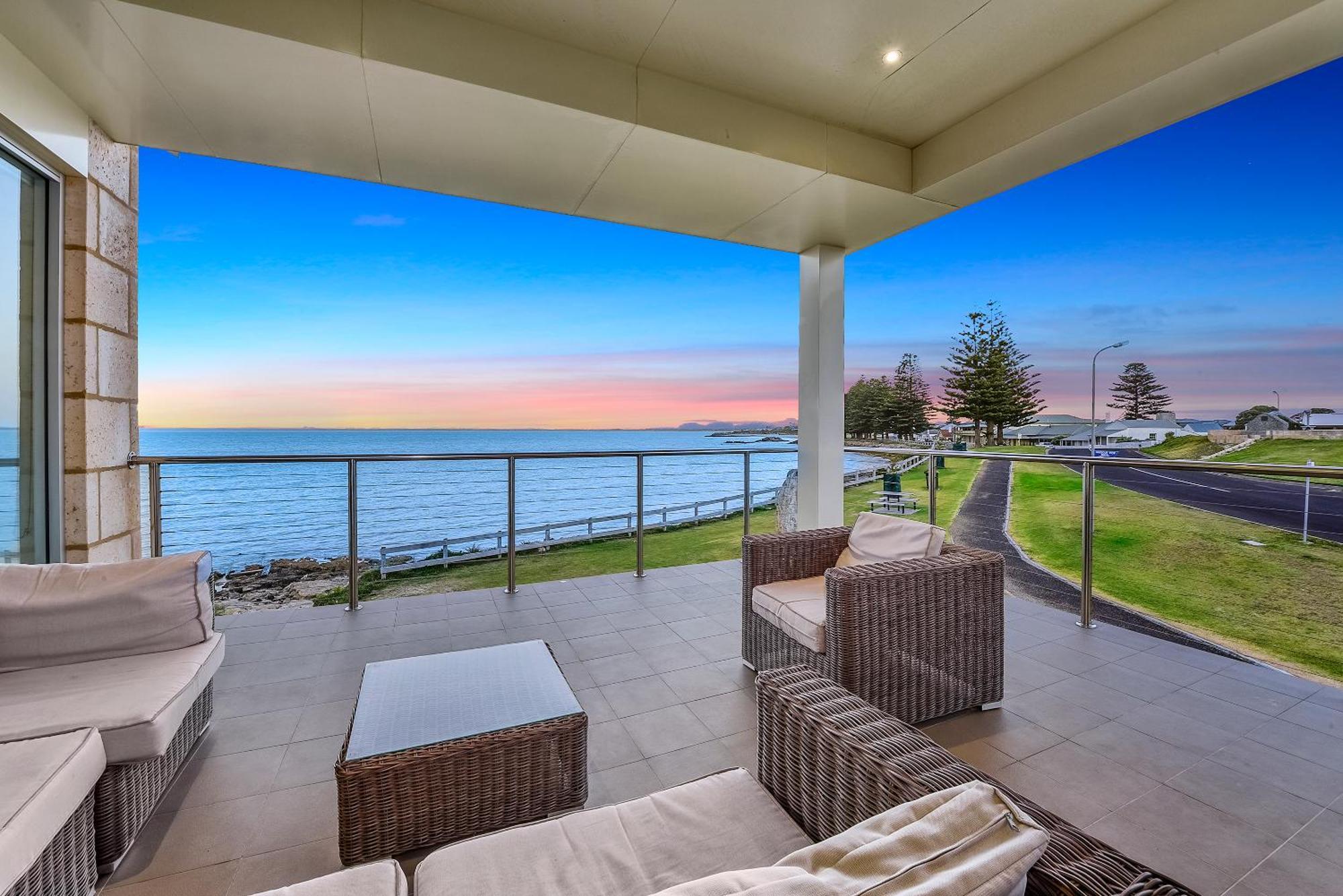 Aloha Waterfront Properties Robe Room photo