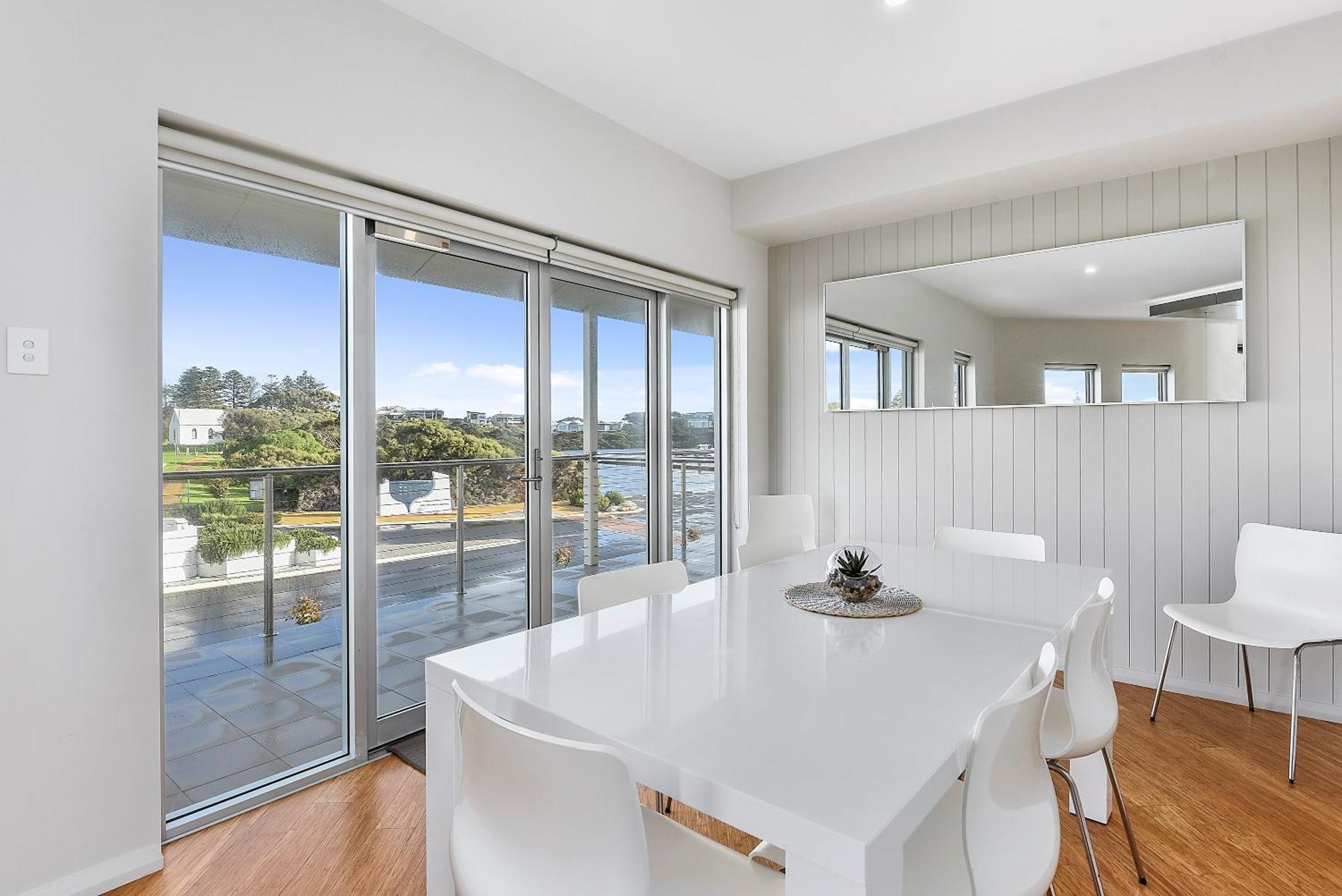 Aloha Waterfront Properties Robe Room photo