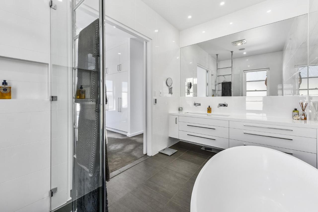 Aloha Waterfront Properties Robe Room photo
